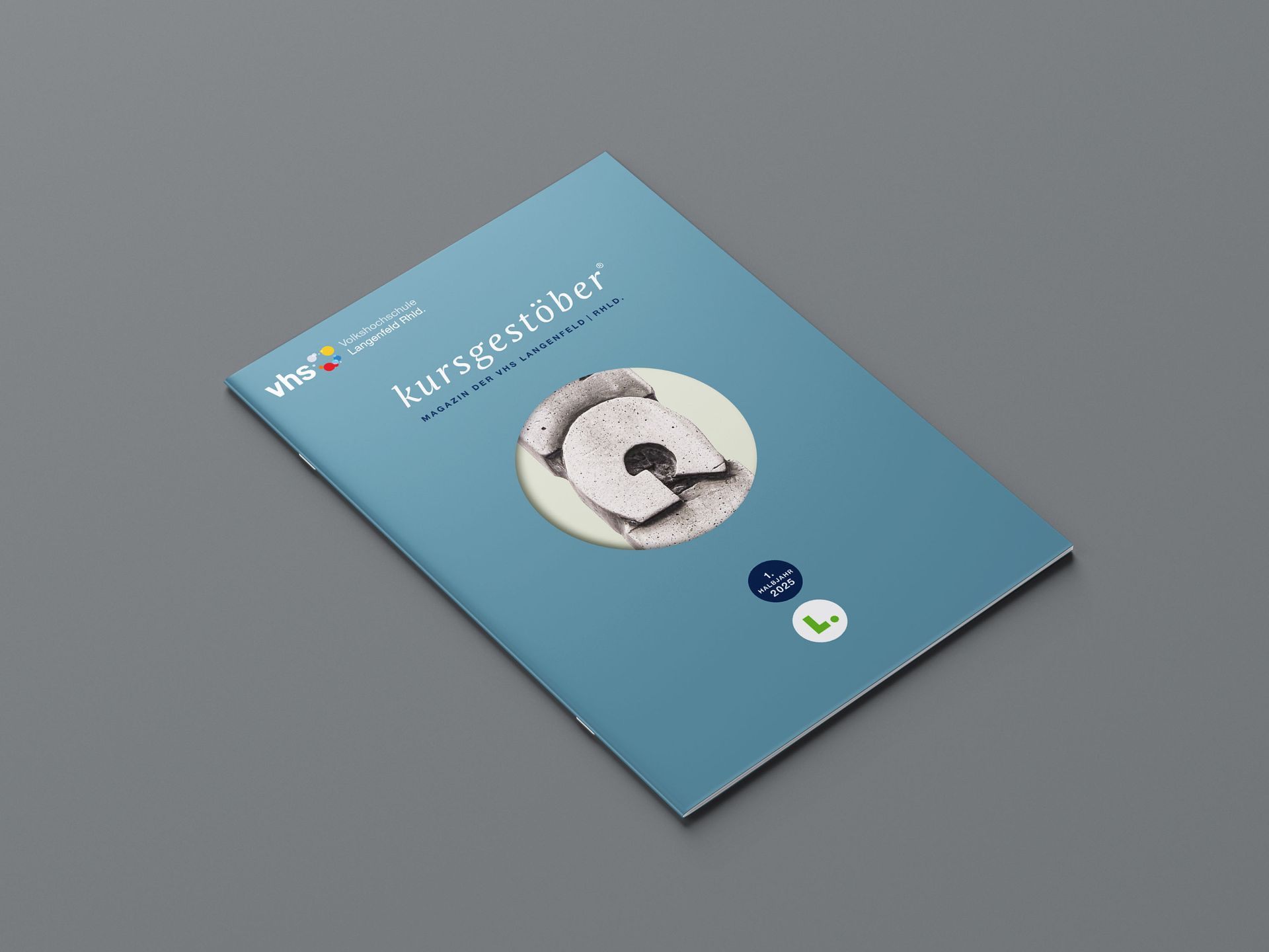 Cover VHS-Magazin Nr. 01 / 2025 Graublaues Cover des VHS-Magazins kursgestöber Nr. 01 / 2025 auf grauem Hintergrund.
