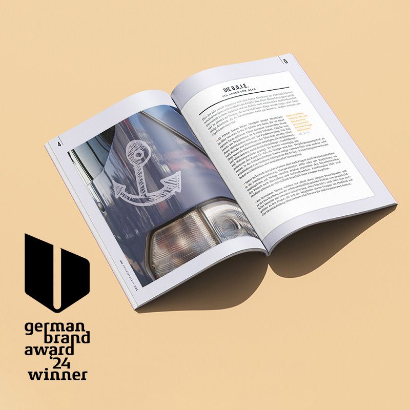 B.O.J.E.-Annual Report Doppelseite, DIN A 4 Broschüre, linke Seite ganzseitiges Foto mit Ankermotiv, rechte Seite Textblock mit Überschrift.