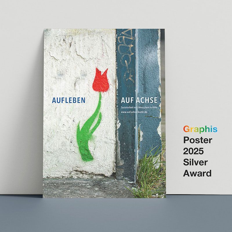 Auf Achse-Poster-2025 Plakatmotiv mit einer Tulpe auf einer grauen Wand gesprüht. Die Blüte ist rot-orangefarbig und der Stiel mit zwei Blättern ist grassgrün. Die Überschrift lautet: „Aufleben“ und dteht links neben dem Firmenname „Auf Achse