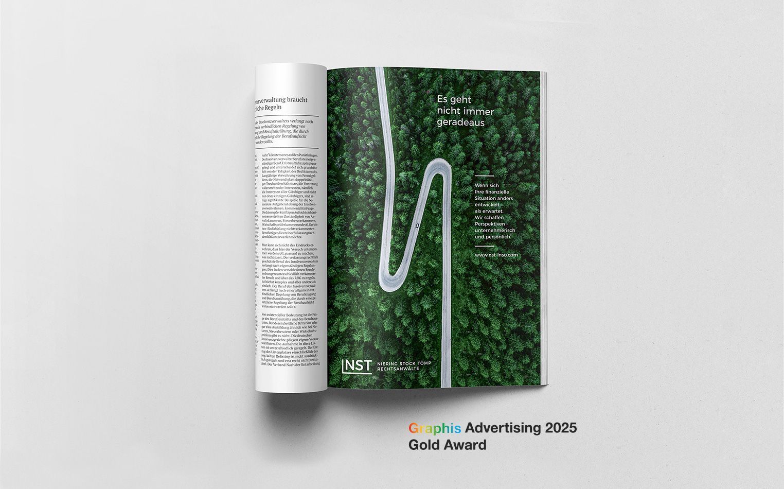 NST Rechtsanwälte, ganzseitige DIN A4 Anzeige, eine Straße führt schlangenförmig durch einen Wald, Luftaufnahme