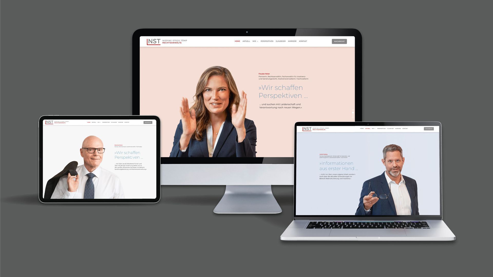 NST Homepage Es sind drei Endgeräte vor dunkelgrauem Hintergrund abgebildet: ein Tablet, ein Monitor und ein Laptop. Auf den Screens der Devices sind jeweils Startbilder der NST-Homepage zu sehen. Diese bestehen aus freigestellten Portraitaufnahmen eines NST-Gründers sowie zweier Partner. Neben den Berufsträgern vor hellen Hintergründen ist jeweils ein Zitat zu lesen.