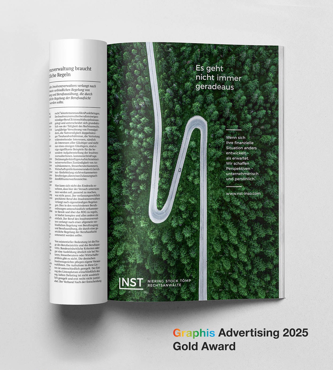 NST-Anzeige Ganzseitige NST-Anzeige in einer aufgeschlagenen Broschüre. Auf der Anzeige sieht man eine serpentineartige Straße, die durch einen Wald führt und aus der Luft fotografiert ist. Die Überschrift lautet: „Es geht nicht immer geradeaus“.