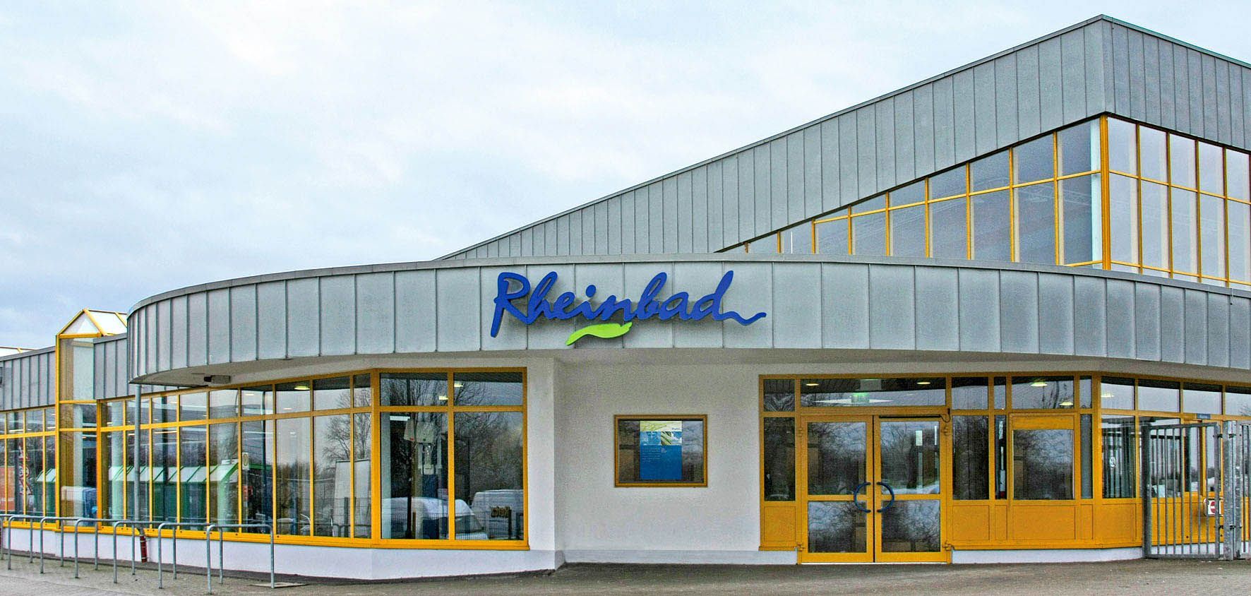 Rheinbad Eingang Eingangsbereich Rheinbad mit Hallenansicht im Hintergrund