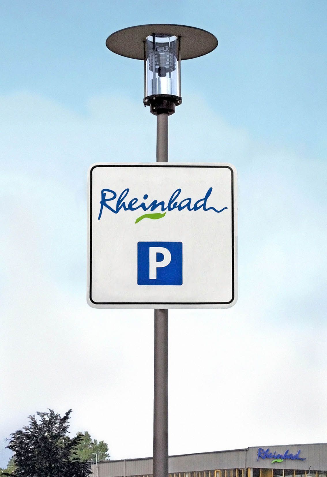 Rheinbadschild Parkplatzschild mit Rheinbadlogo am Laternenpfahl