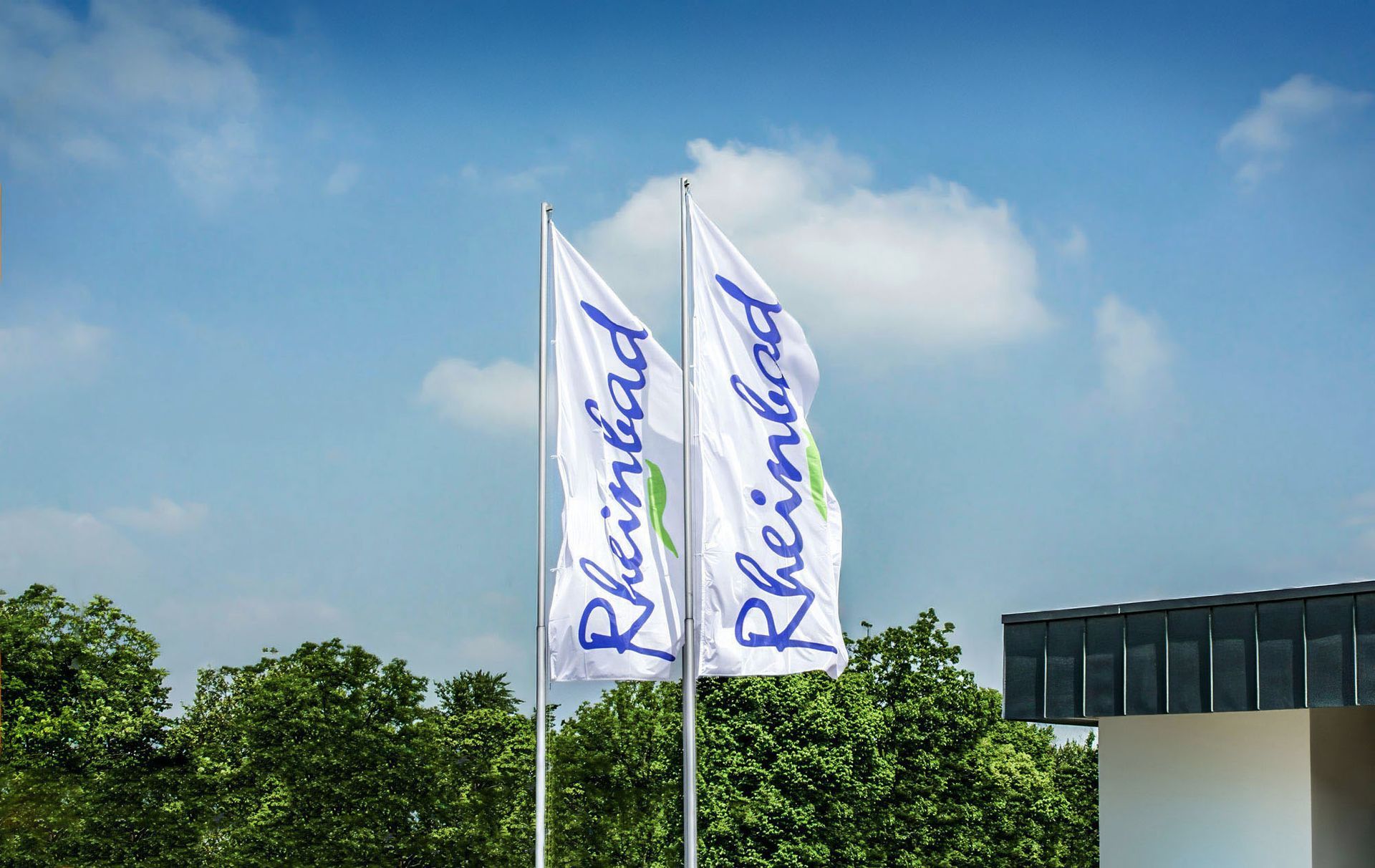 Rheinbad Düsseldorf, zwei weiße Flaggen mit Logoschriftzügen