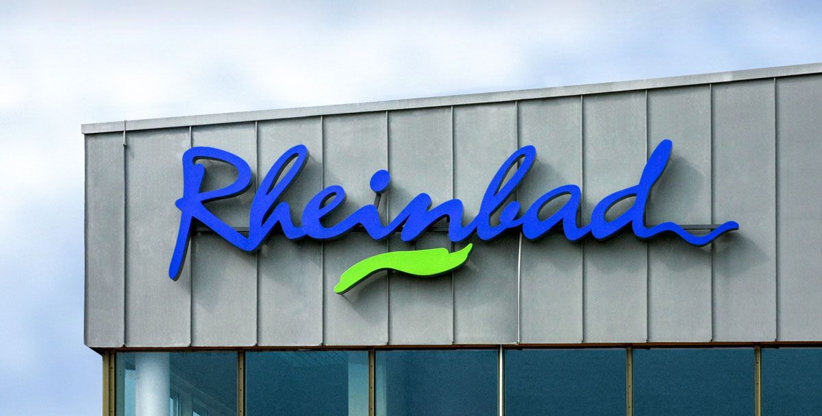 Rheinbad Logo Logo Rheinbad, Leuchtschriftzug auf Aluminium Aussenfassade