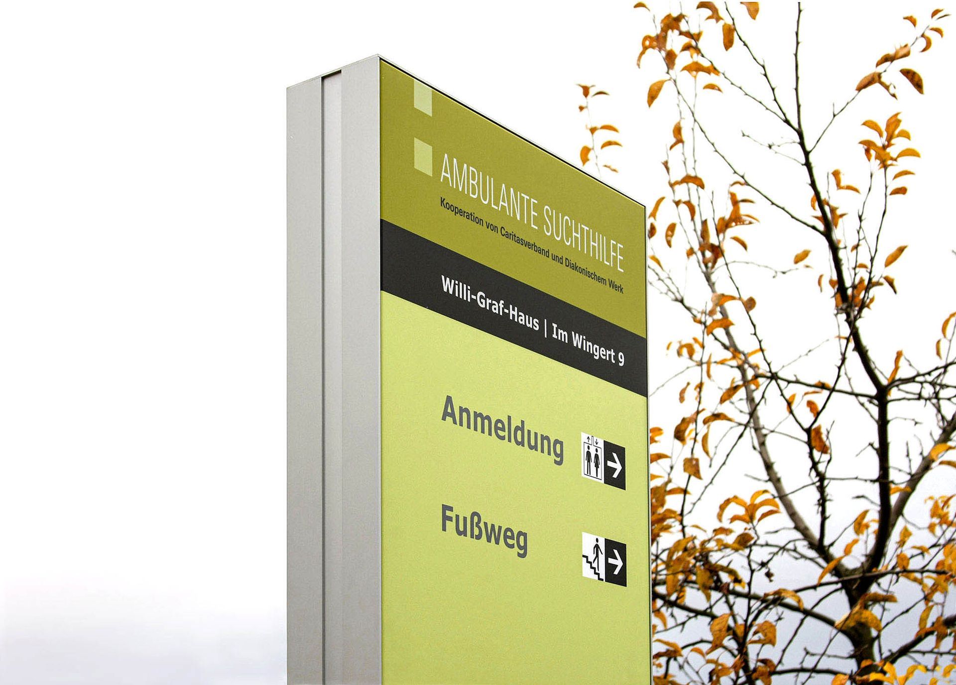 Infostele Infostele mit Hinweisen zum Fußweg und zur Anmeldung über den Aufzug.