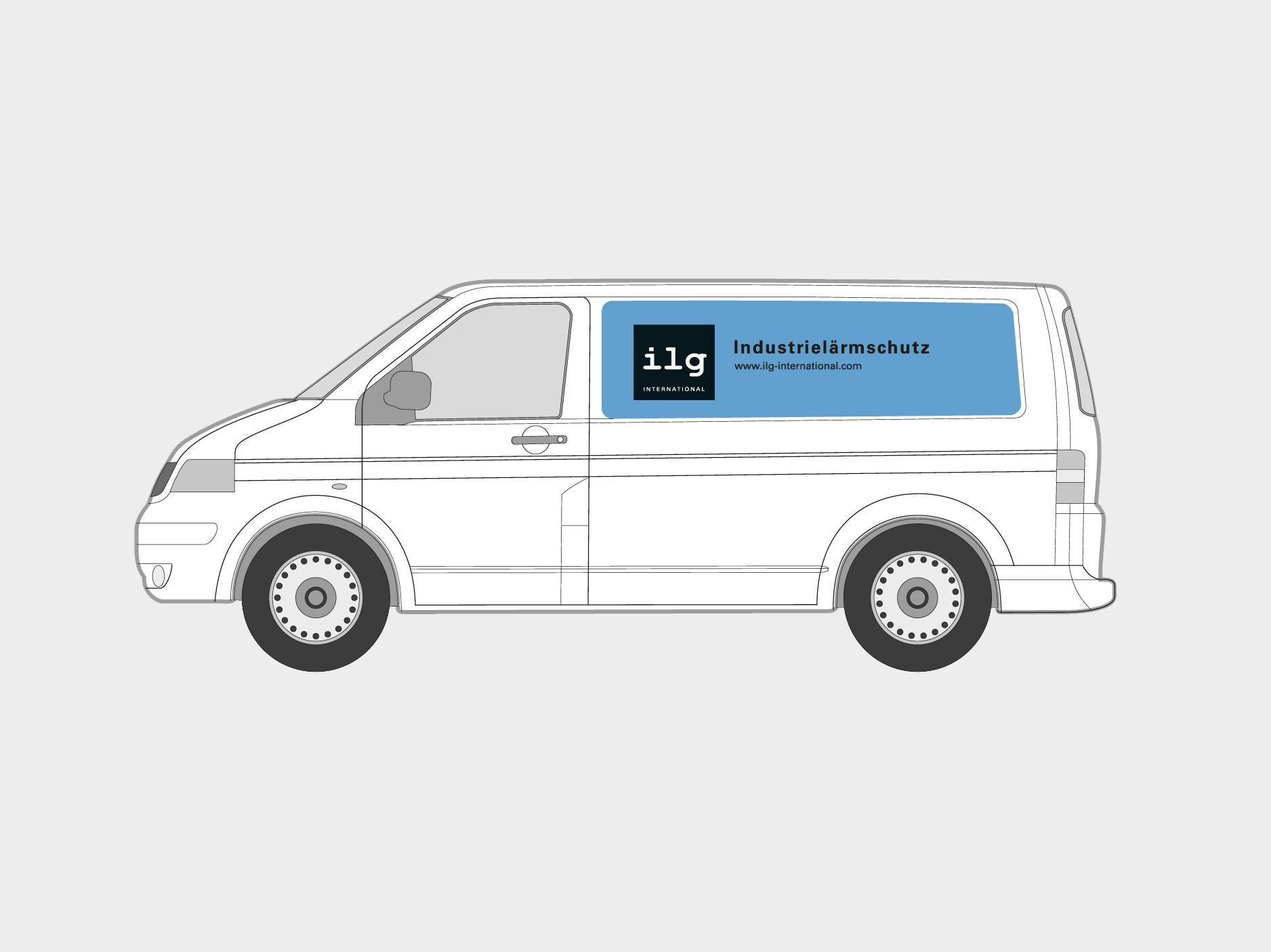 ilg Montagebus Illustration des ilg Montagebuses in Weiß und mit ilg Logo und blaugrauer Hintergrundfläche. Linke Seitenansicht.