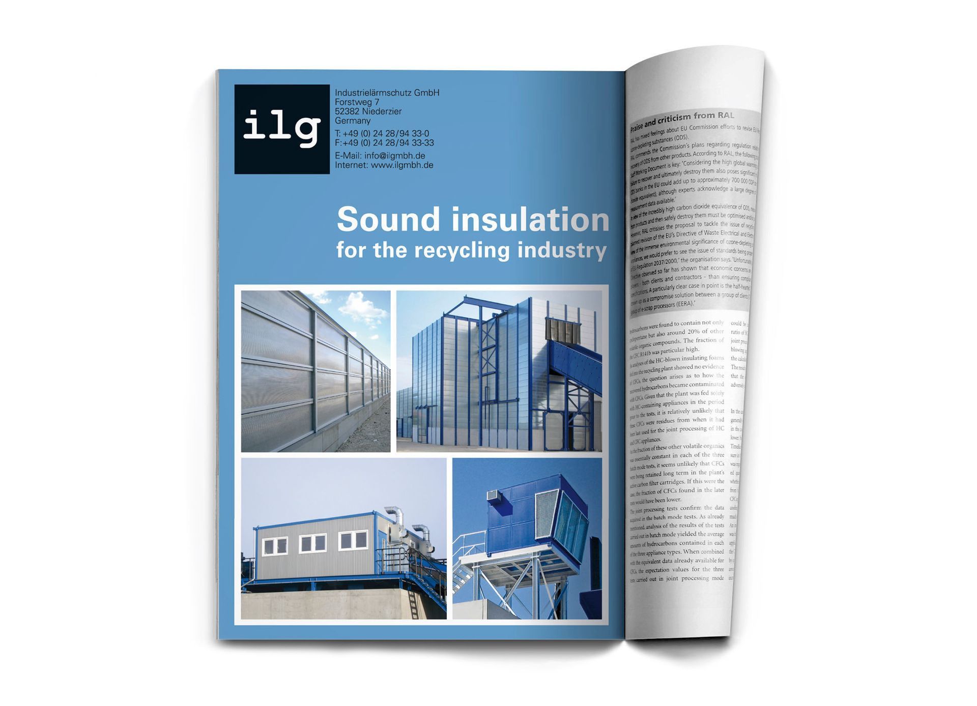 ilg Anzeige Ganzseitige ilg Anzeige in einem Magazin. Die rechte Seite besteht nur aus redaktionellem, schwarzen Text und ist zur Hälfte nach hinten geschlagen, sodass die ganze linke Seite das ilg Anzeigenmotiv zeigt. Dieses besteht aus der ganzflächigen, blaugrauen ilg-Hintergrundfarbe. Im Vordergrund steht die ilg-Produktpalette aus Schallschutzwand, Einhausung, Sortierer- und Steuerkabine.