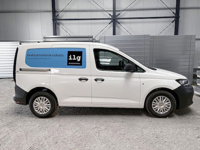 ilg Fahrzeug ilg Fahrzeug, Seitenansicht von rechts, weißer Kastenwagen, ilg Logo mit graublauer Hintergrundfläche.