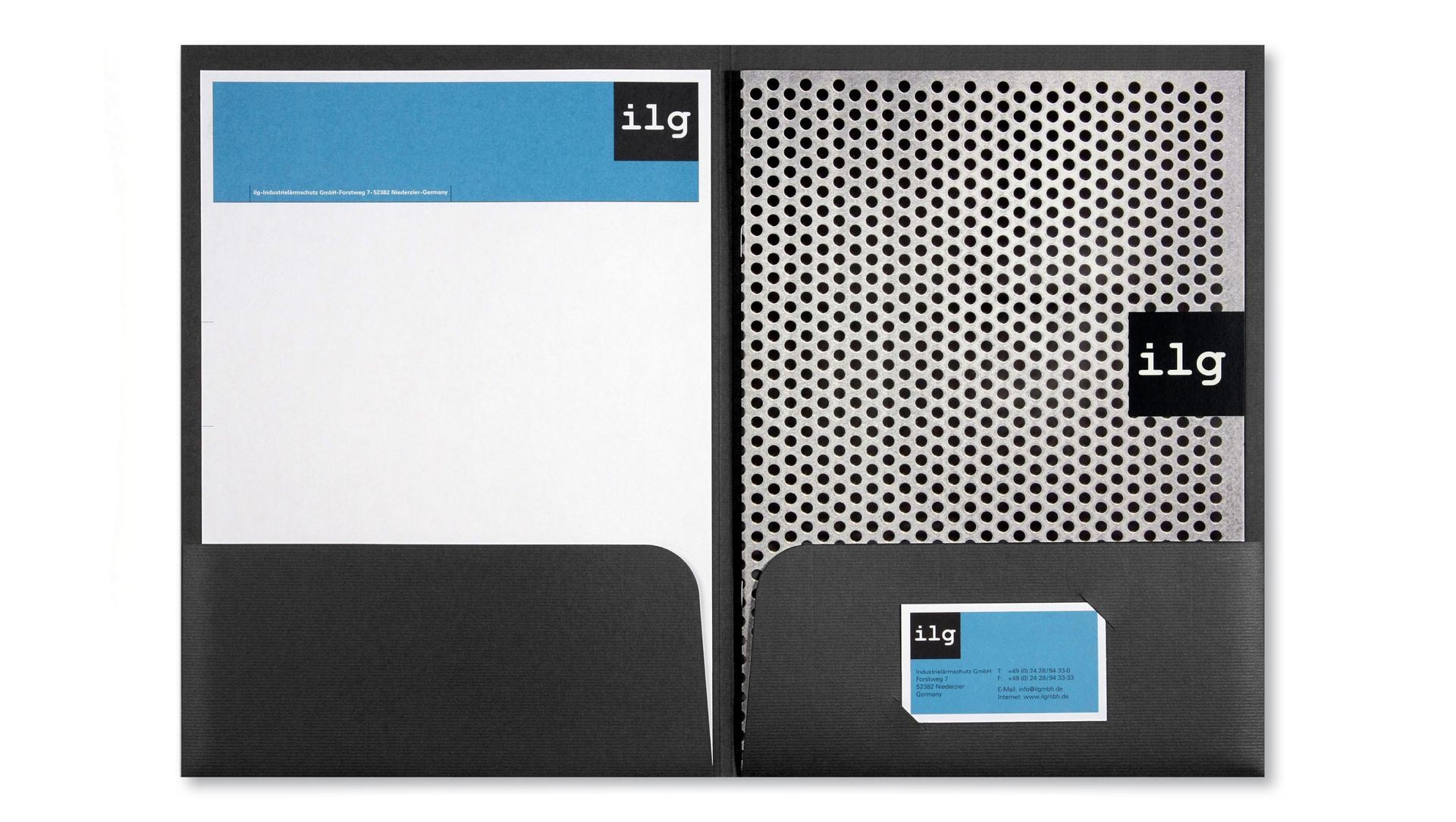ilg Mappe aufgeschlagen ilg Mappe aufgeschlagen. In der linke Mappenhälfte steckt ein unbeschriebener Briefbogen. Auf der Rechten Seite ist die ilg-Broschüre mit einer Visitenkarte eingesteckt und gut zu sehen. Das Cover der Broschüre zeigt ein ganzflächiges Lochblech mit dem ilg Logo.