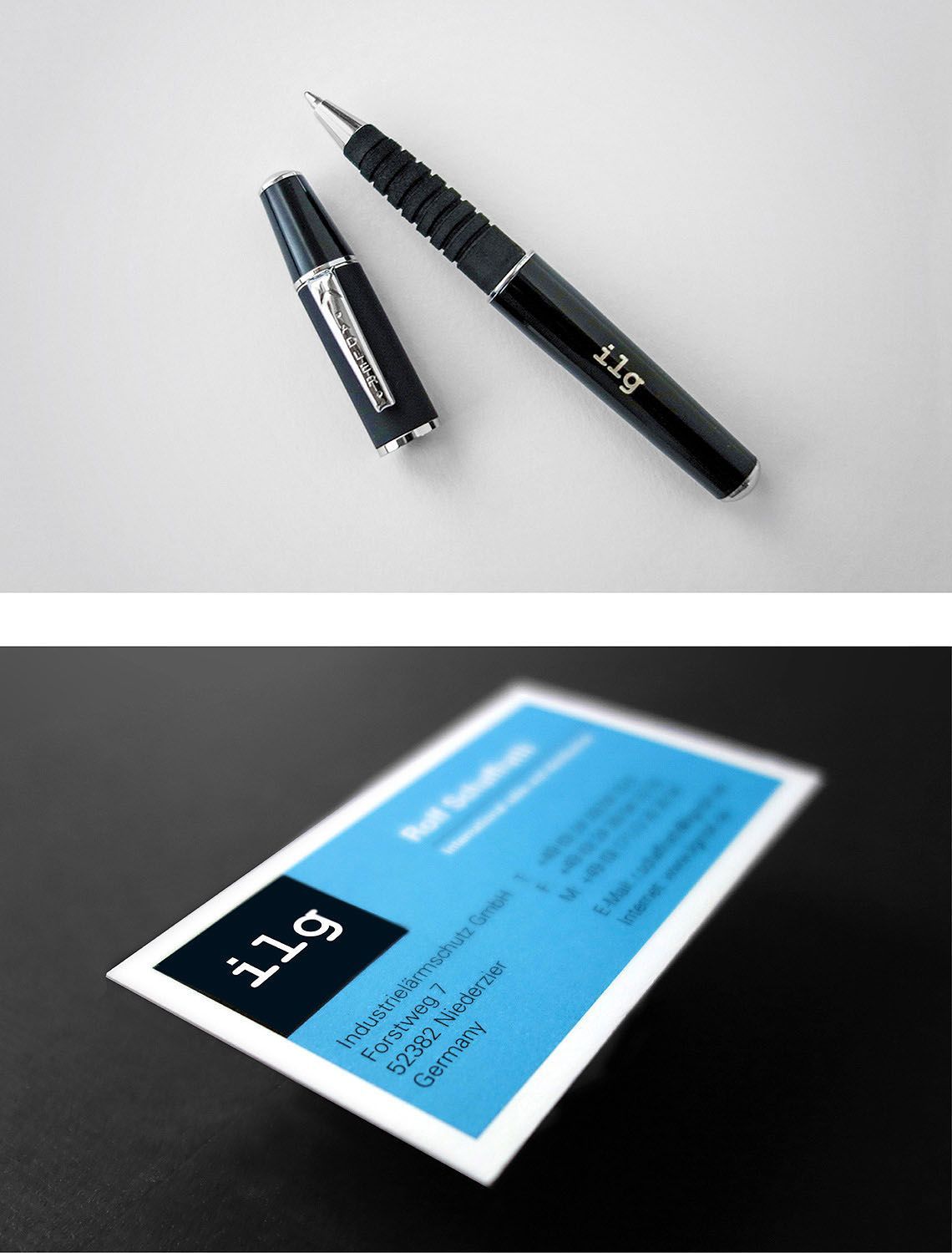 ilg Kugelschreiber / Visitenkarte Zwei Fotos. Oberes Bild zeigt einen schwarzen ilg Kugelschreiber, bei dem die Schutzkappe abgezogen ist und daneben liegt. Auf dem unteren Bild sieht man eine perspektivisch fotografierte ilg Visitenkarte auf schwarzen Hintergrund.