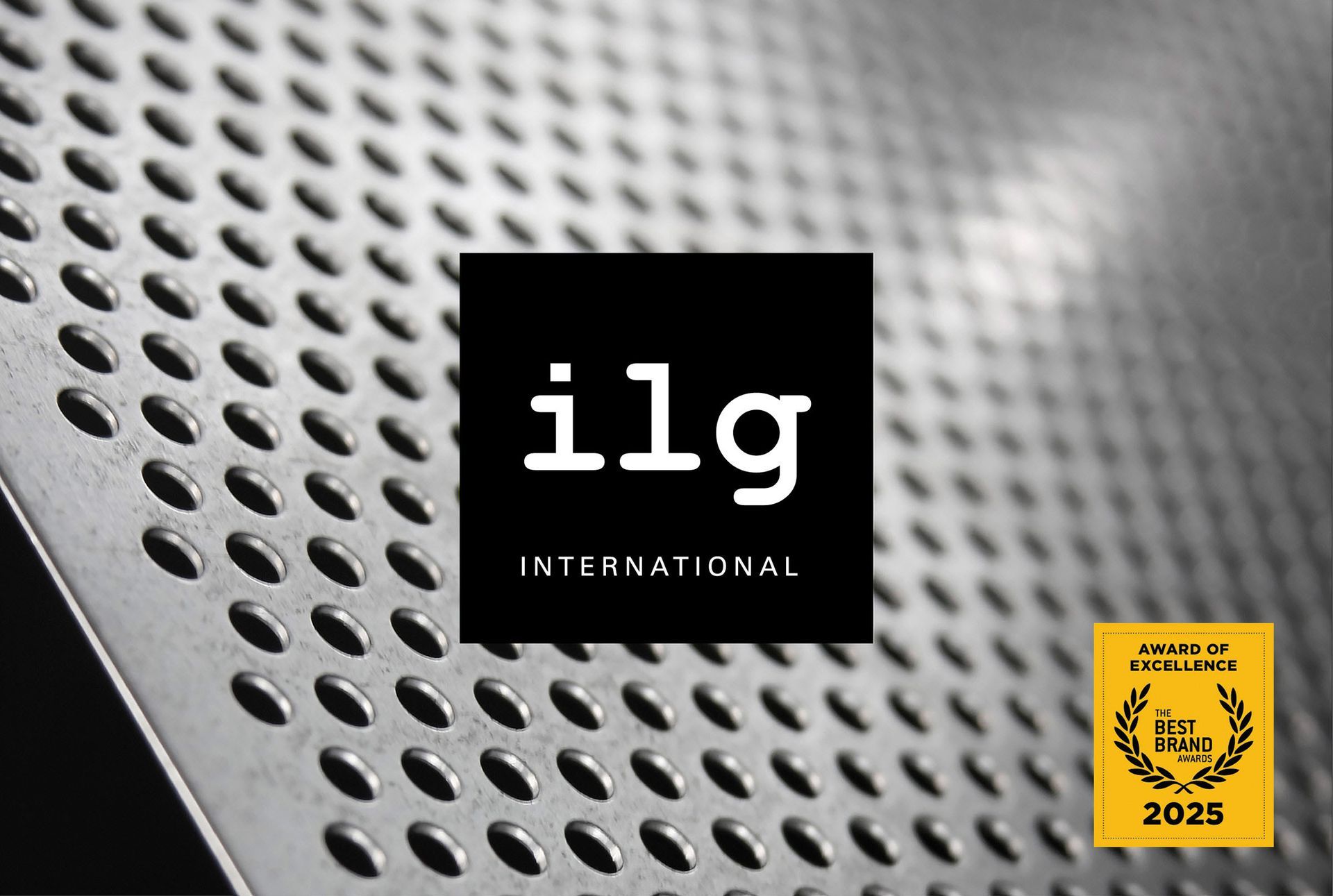 ilg Logo Logo, ilg International, weiße Schrift im schwarzen Quadrat vor einem Foto, das ein Lochblech zeigt, welches leicht nach links gewinkelt ist und nach hinten in die Unschärfe führt.