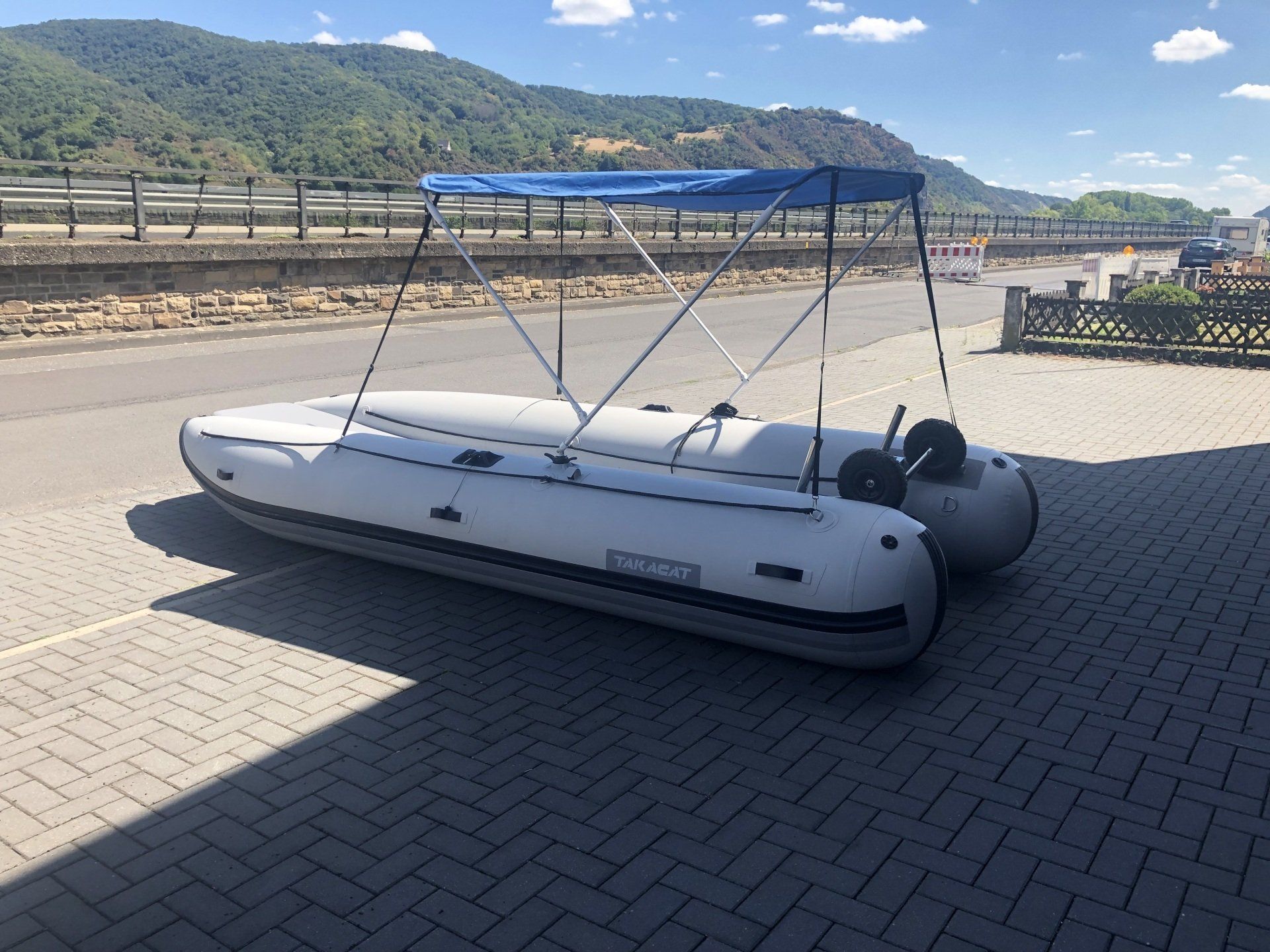 Takacat 460LX mit Bimini