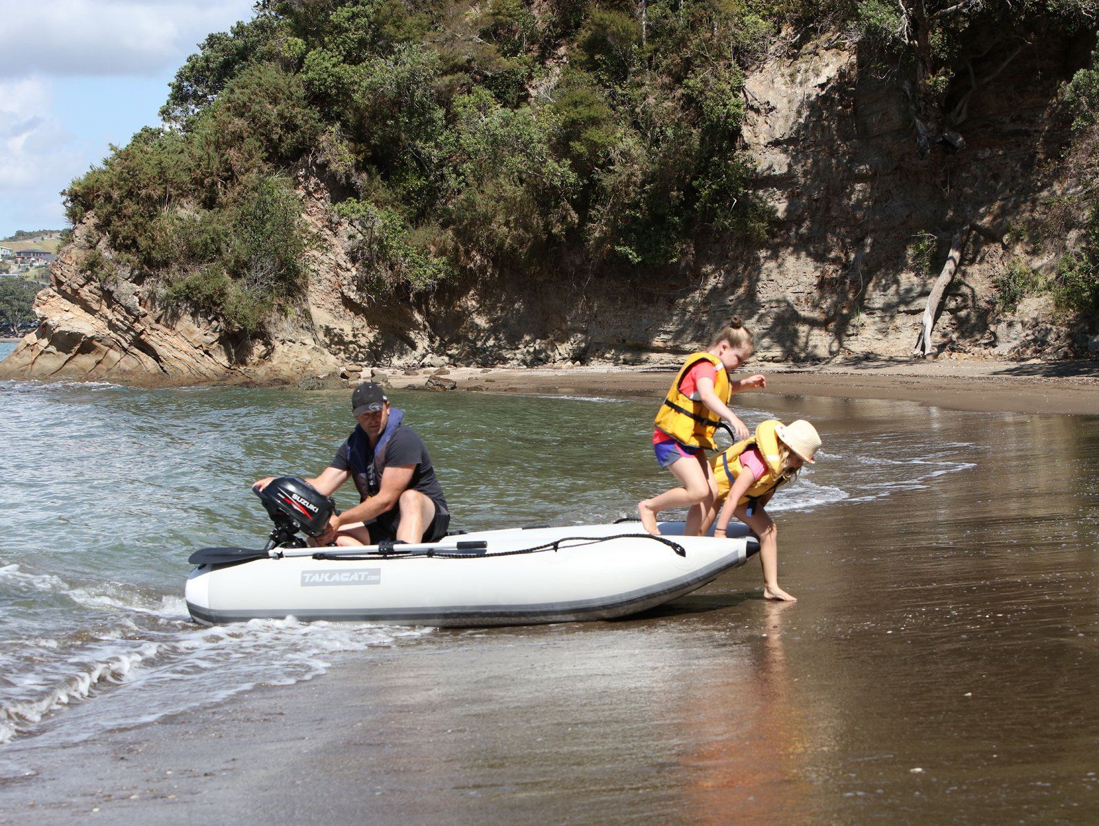 The catamaran inflatables from Takacat are ultralight dinghies