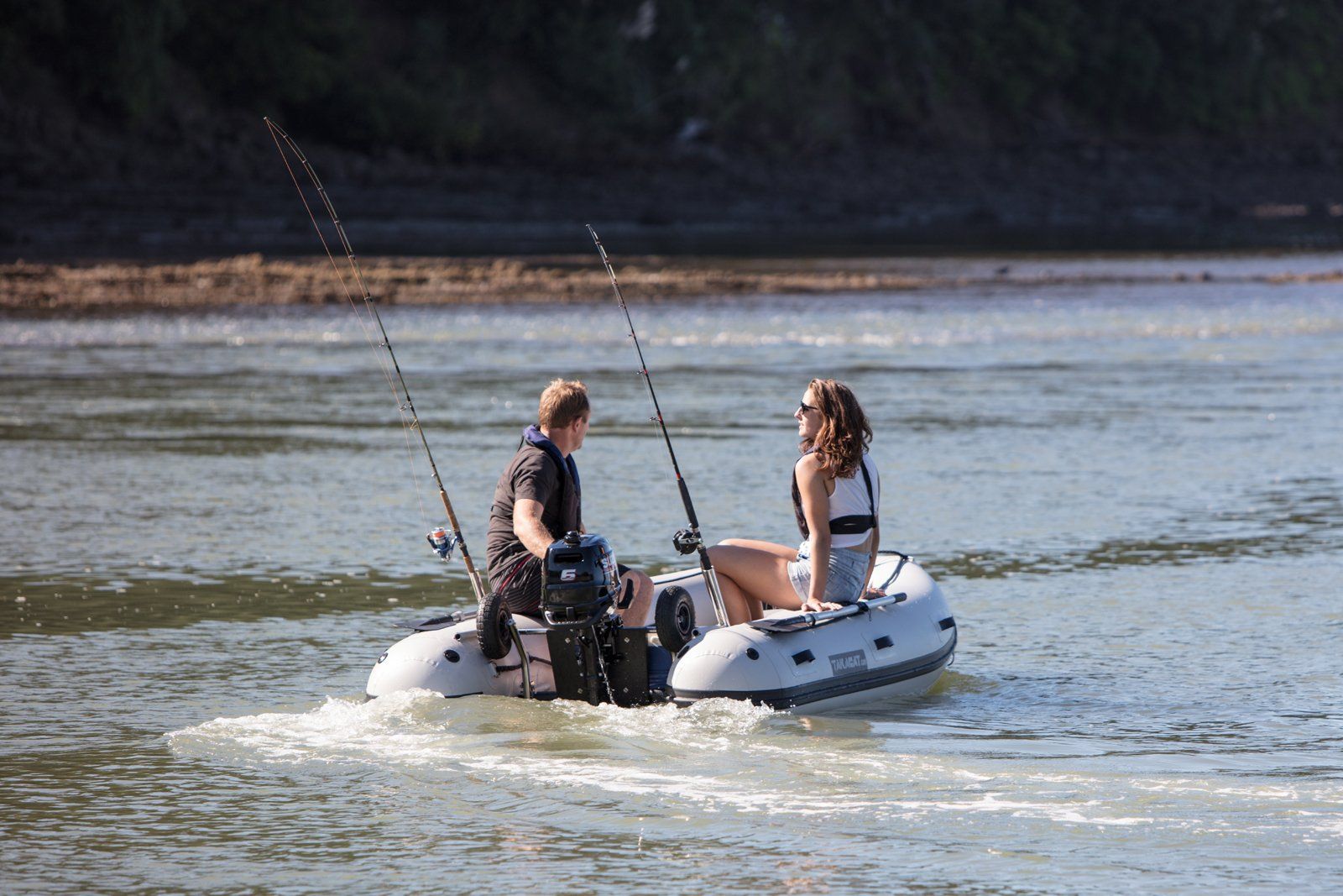 Catamaran opblaasbare boten van Takacat zijn licht, opvouwbaar, snel en robuust. Catamaran opblaasbare boten van Takacat zijn licht, opvouwbaar, snel en robuust.