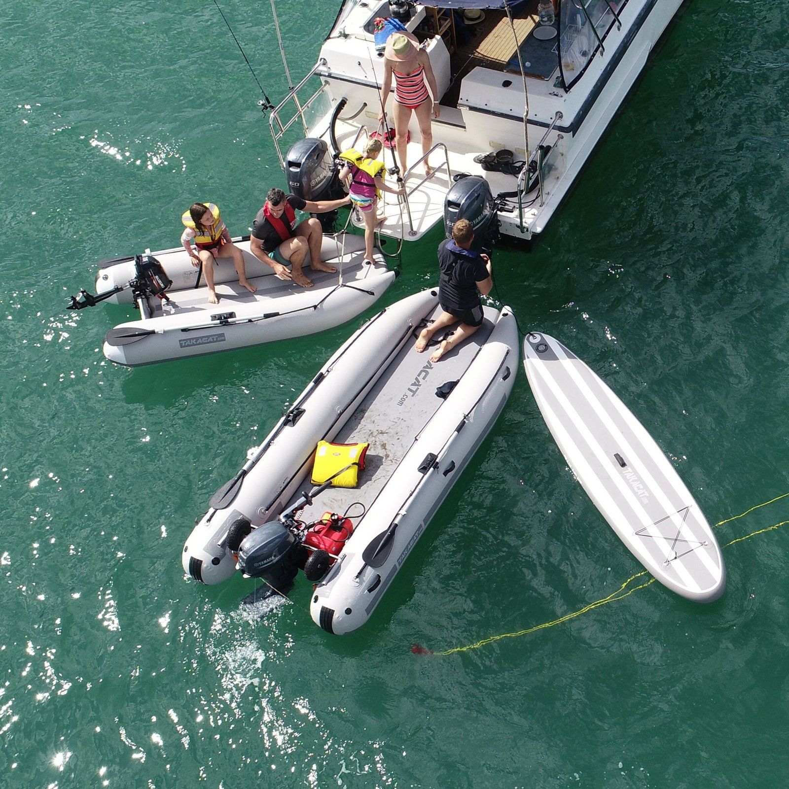 I gommoni da catamarano di Takacat sono leggeri, pieghevoli, veloci e robusti