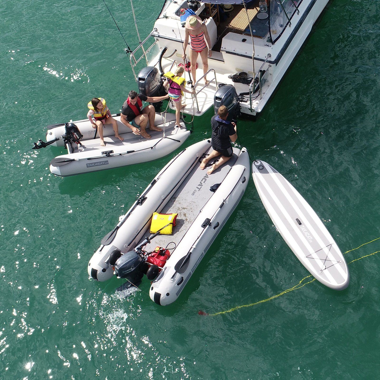 Les catamarans gonflables sont légers, pliables et stables Les catamarans gonflables sont légers, pliables et stables