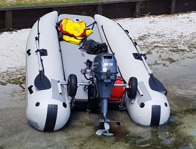 Katamaran gummibåt med hydrofoil Katamaran gummibåt med hydrofoil