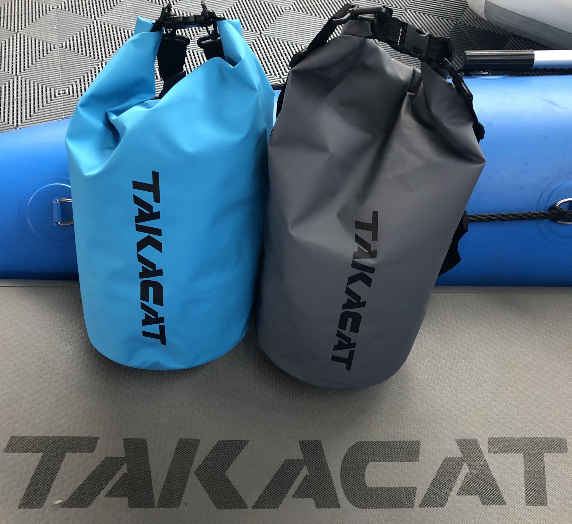TAKACAT-BAG chroni przed deszczem, wilgocią i rozpryskującą się wodą.