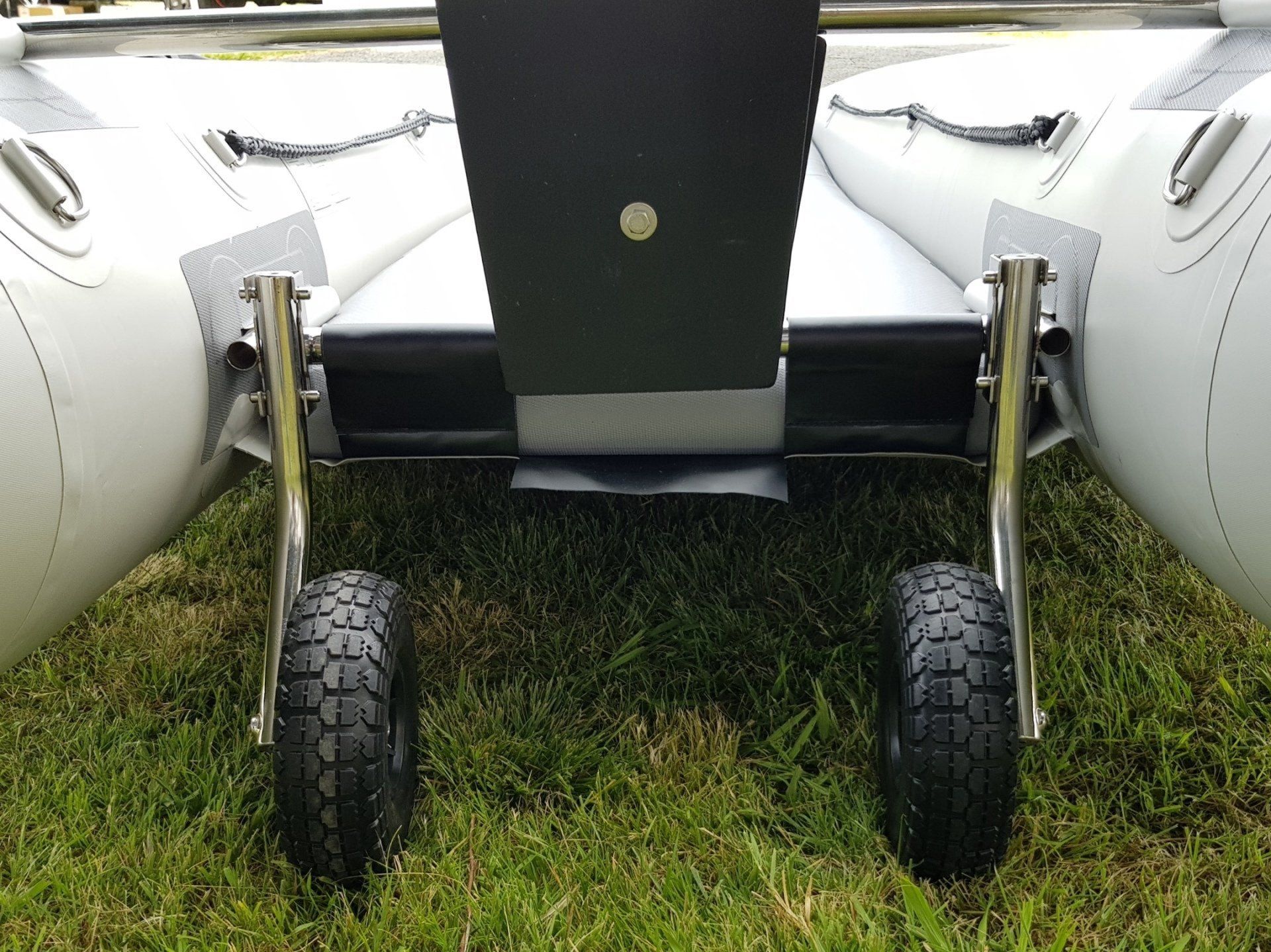 Dériveur avec tableau arrière ouvert Dériveur avec tableau arrière ouvert