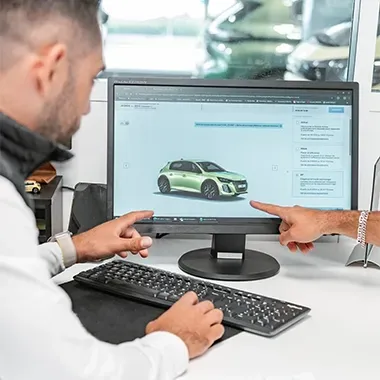 Nos conseillers commerciaux sont à votre disposition Personnalisation d'une Peugeot 208 sur ordinateur