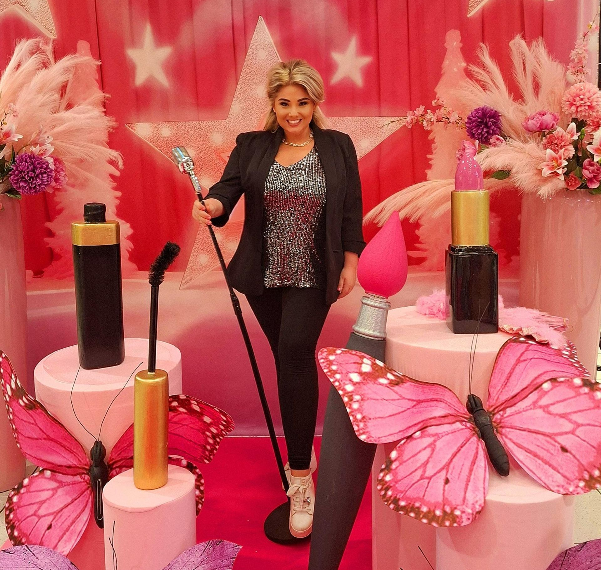 Eventmanagerin Sabrina Alwang in einer pinken Beauty-Erlebniswelt während eines Frühlings-Events