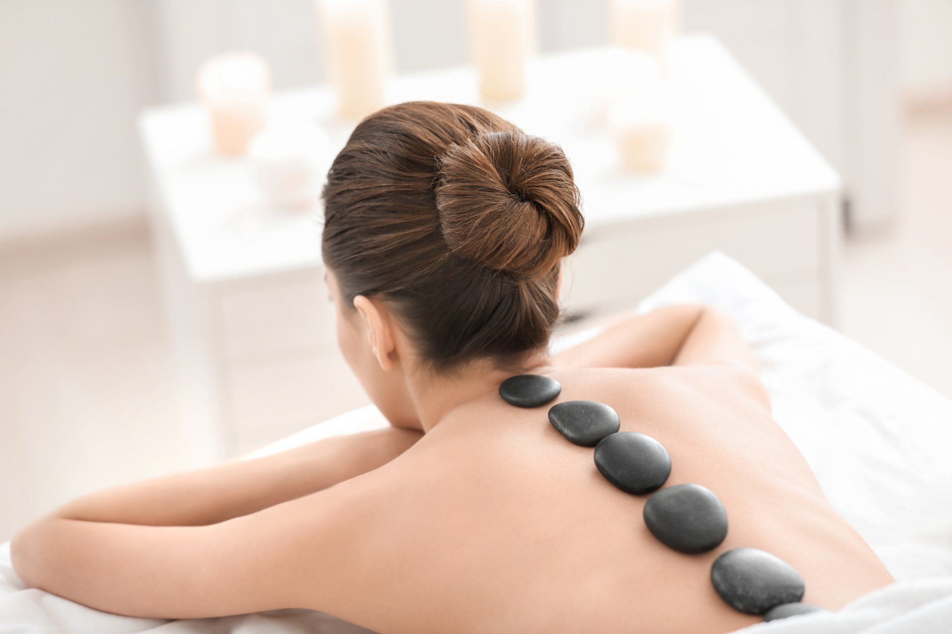 Fußreflexzonentherapie, Naturmoorpackungen, Hot Stone Massage, Kinesio Taping, Krankengymnastik ZNS, Bobath und PNF)