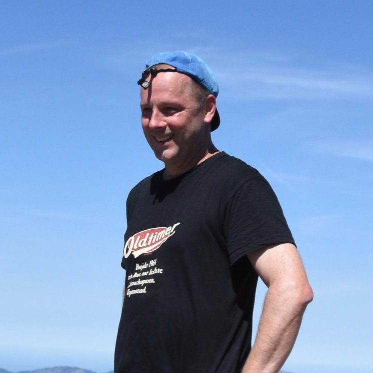 Seit 1988 bin ich mit Leib und Seele Fahrlehrer und habe mich 1993 selbständig gemacht.
Für mich ist es wichtig, dass du dich bei uns wohl fühlst und Spaß an der Ausbildung hast. Während deiner Ausbildung versuche ich immer die Fahrstunden lehrreich und spaßig zu gestalten. Gerne verknüpfe ich Fahrstunden auch mit Ausflügen, wie z.B. an die Nordsee.
Bei mir kannst du alle Klassen, die wir anbieten machen.