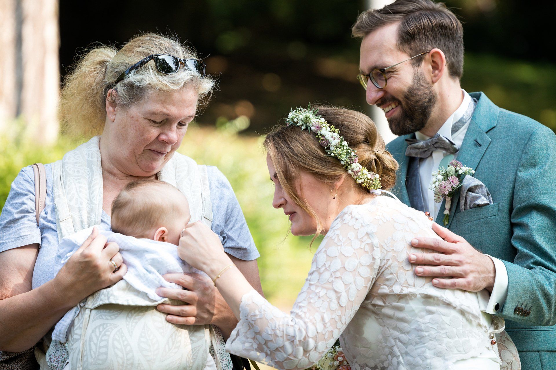 Kinderbetreung mit Liebe und Leidenschaft. Kind nascht Chips mit einer Betreuerin.