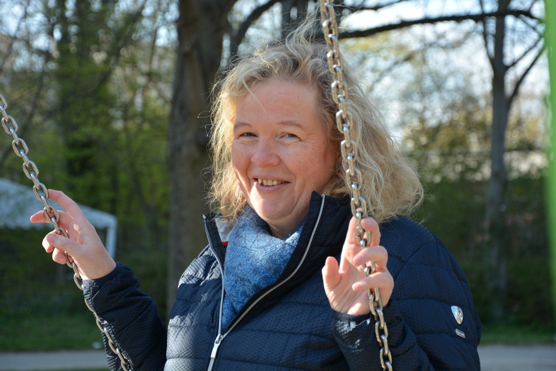 Die Gründerin des Sahnehäubchens CHristiene Jouaux-Frönd auf einer Schaukel.