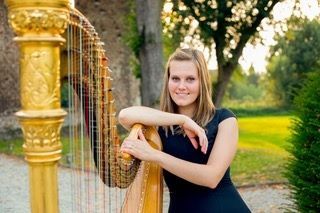 Harfenistin mit Instrument