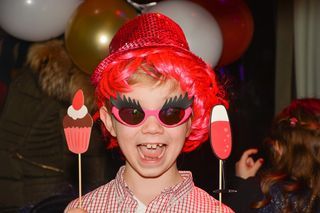 Verkleiden ist ein beliebtes Spiel. Kind verkleidet für die Fotobox