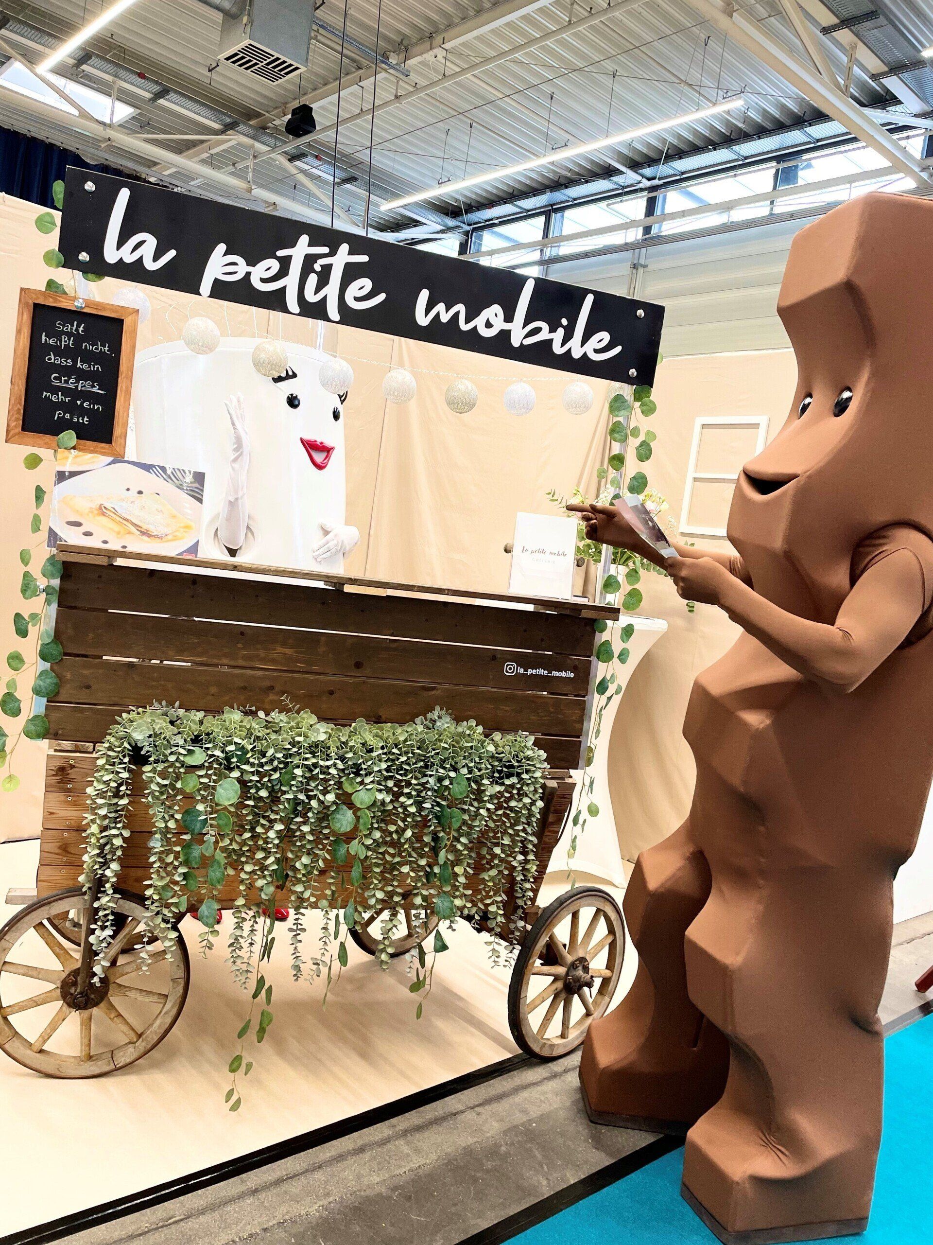 Messefoto mit Walking Acts Schokolade und Milchcreme