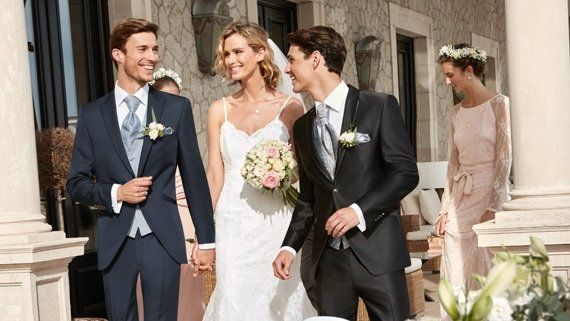 Brautpaar mit Trauzeuge.