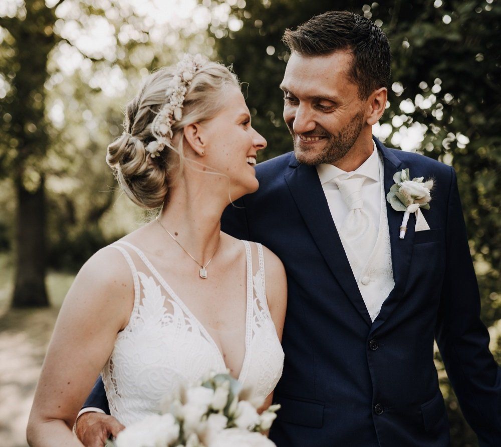 Hochzeitspaar im Park