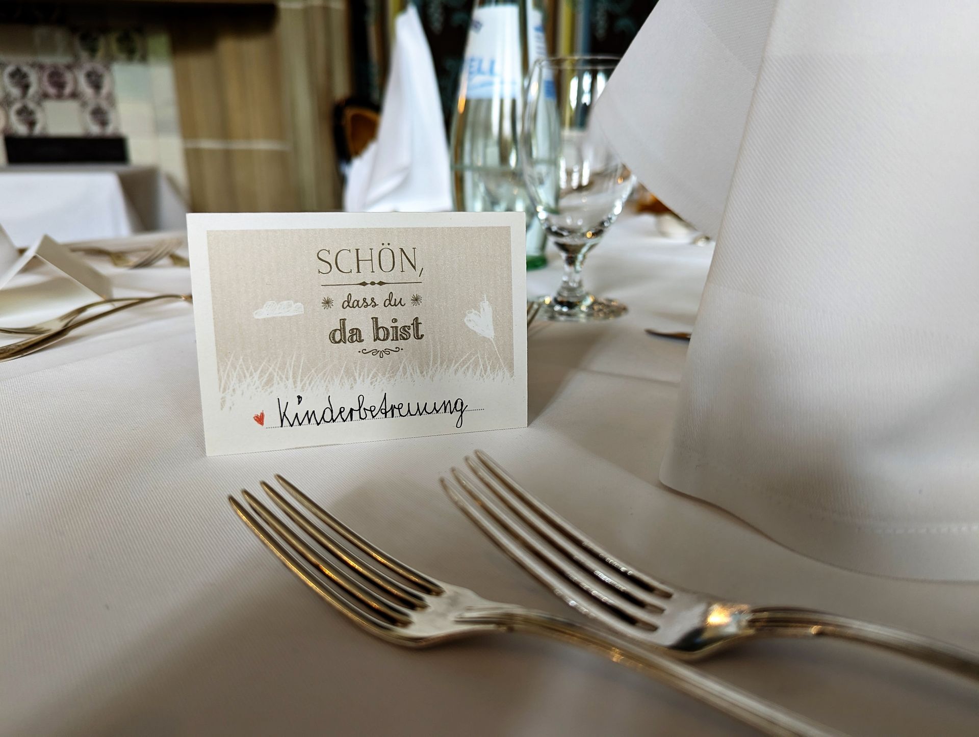 Exklusive Kinderbetreuung bei Festen und Events Dekorierte Hochzeitstafel mit Tischkärtchen für die Kinderbetreuung.