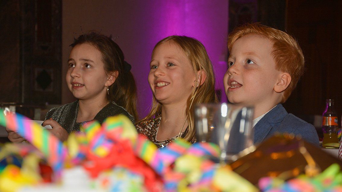 Zuschauen macht richtig Spaß! Drei Kinder bei einer Party.
