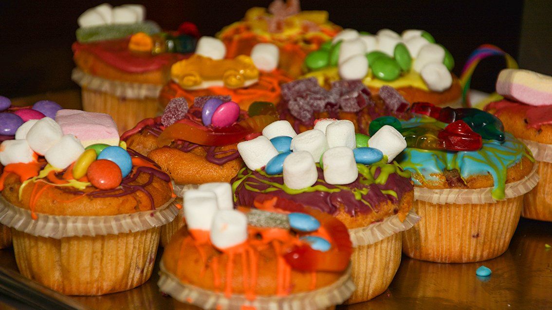 BUnte Muffins mit Marshmellow-Topping