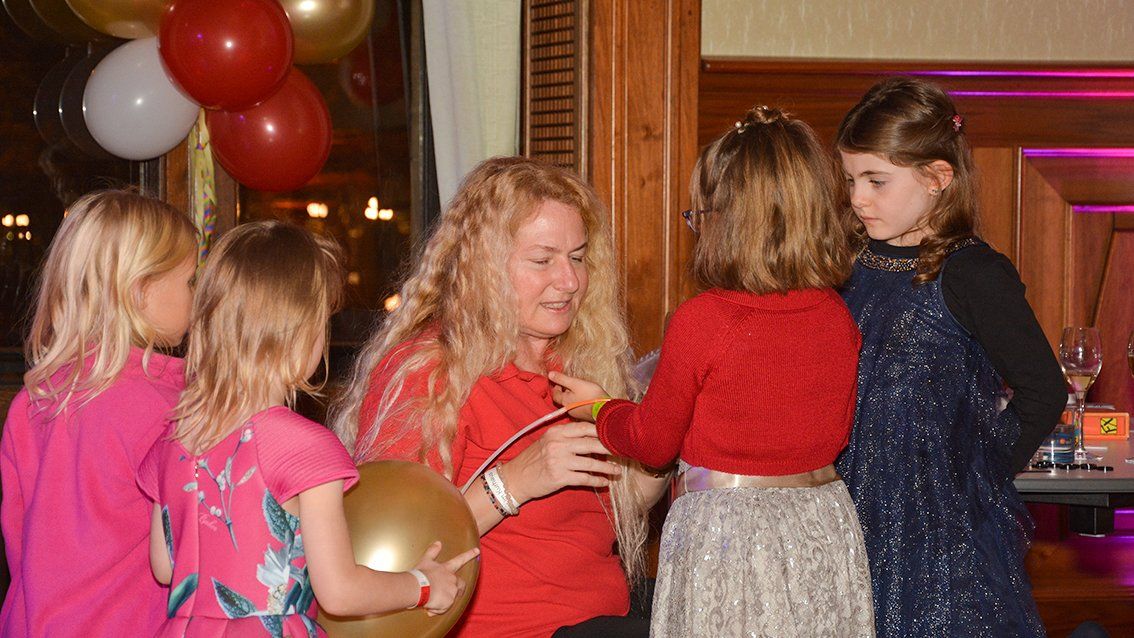 Kinderbetreuung beim Silvesterball im Kurhaus Wiesbaden. Fröhliche Kinder spielen beim Silvesterball im Wiesbadener Kurhaus.