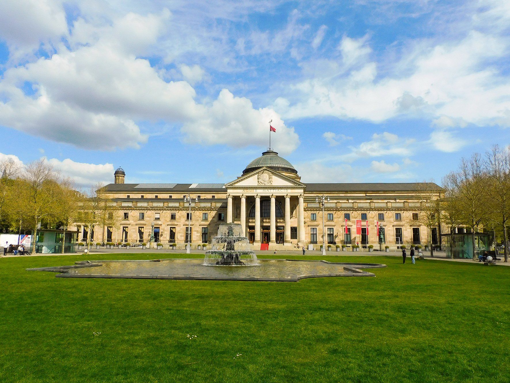 Das Weisbadender Kurhaus mit seinem Bowling Green. Foto: Petra Schumann Kurhaus Wiesbaden