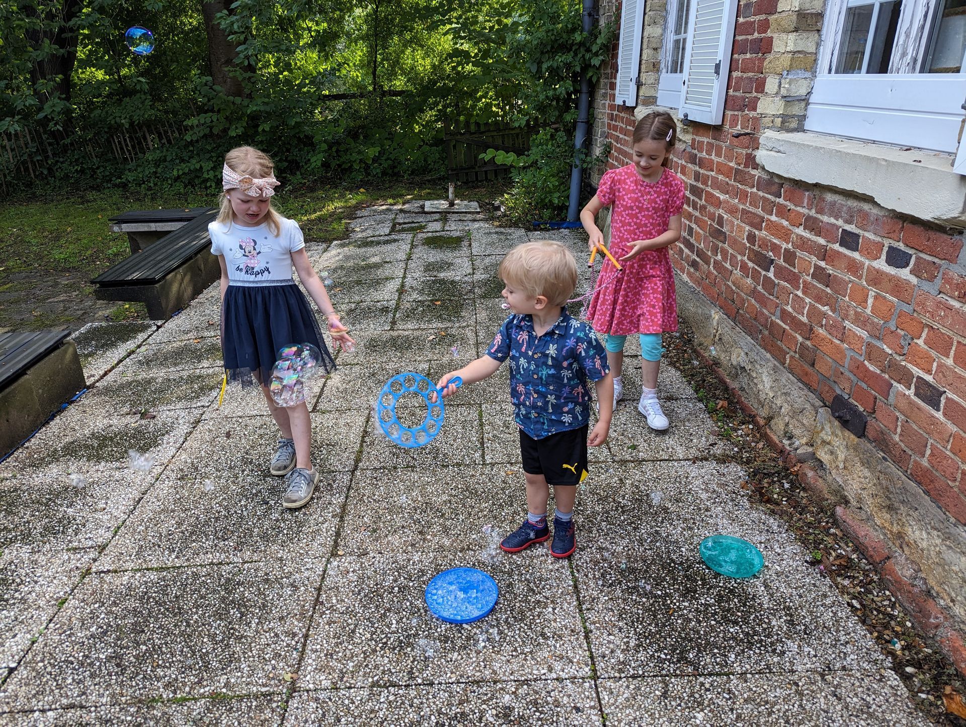Drei Kinder machen Riesenseifenblasen