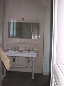 #architecte #architectesaintefoyleslyon #architectelyon #renovation #extension #surélévation #maisonmoderne #permisdeconstruire #pland'architecte Aurelia Foyatier Architecte Lyon - Aurelia Foyatier Architecte Sainte Foy les Lyon - renovation maison - extension maison - agrandissement maison - maison dans l'ouest de Lyon - architecture moderne et design - claustrat, verrière, bso, ral 7016