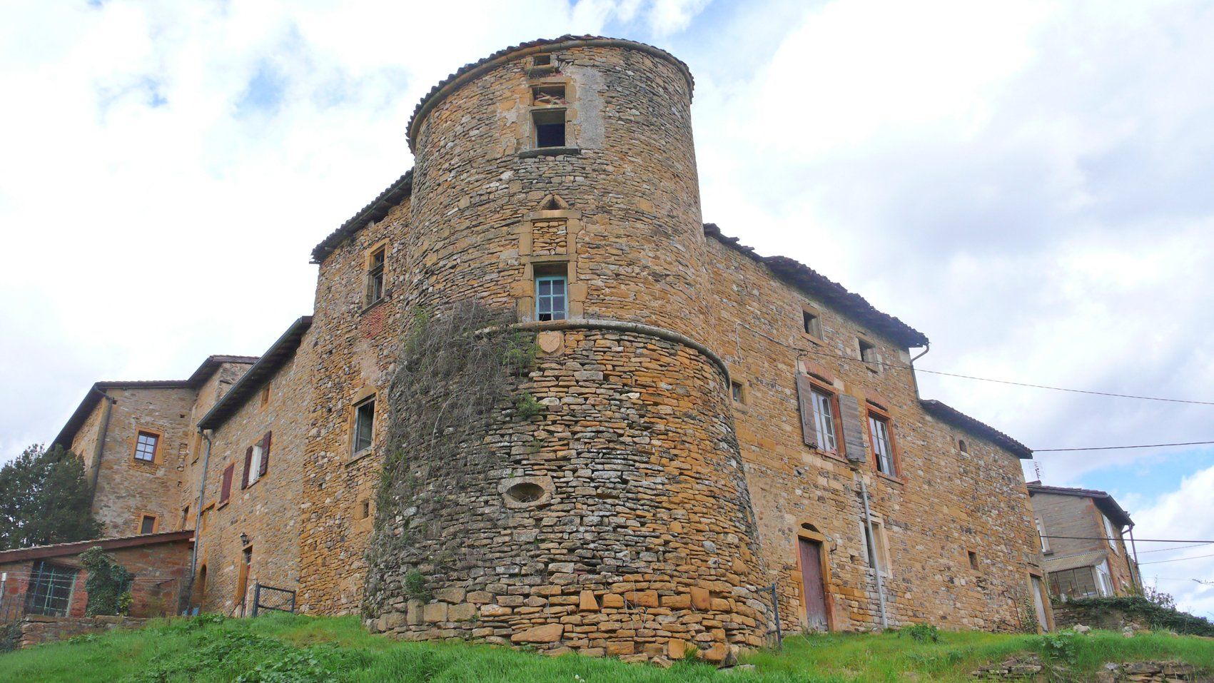 #architecte #architectesaintefoyleslyon #architectelyon #renovation #extension #surélévation #maisonmoderne #permisdeconstruire #pland'architecte Aurelia Foyatier Architecte Lyon - renovation maison - extension maison - agrandissement maison - maison dans l'ouest de Lyon - architecture moderne et design - claustrat, verrière, bso, ral 7016