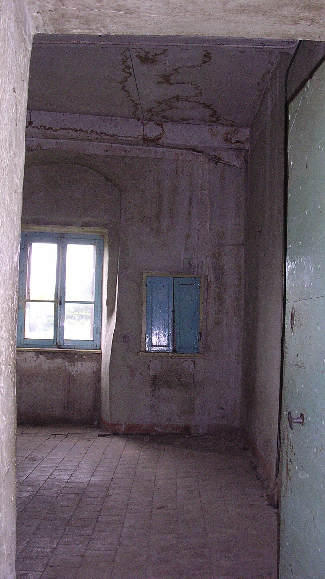 #architecte #architectesaintefoyleslyon #architectelyon #renovation #extension #surélévation #maisonmoderne #permisdeconstruire #pland'architecte Aurelia Foyatier Architecte Lyon - renovation maison - extension maison - agrandissement maison - maison dans l'ouest de Lyon - architecture moderne et design - claustrat, verrière, bso, ral 7016