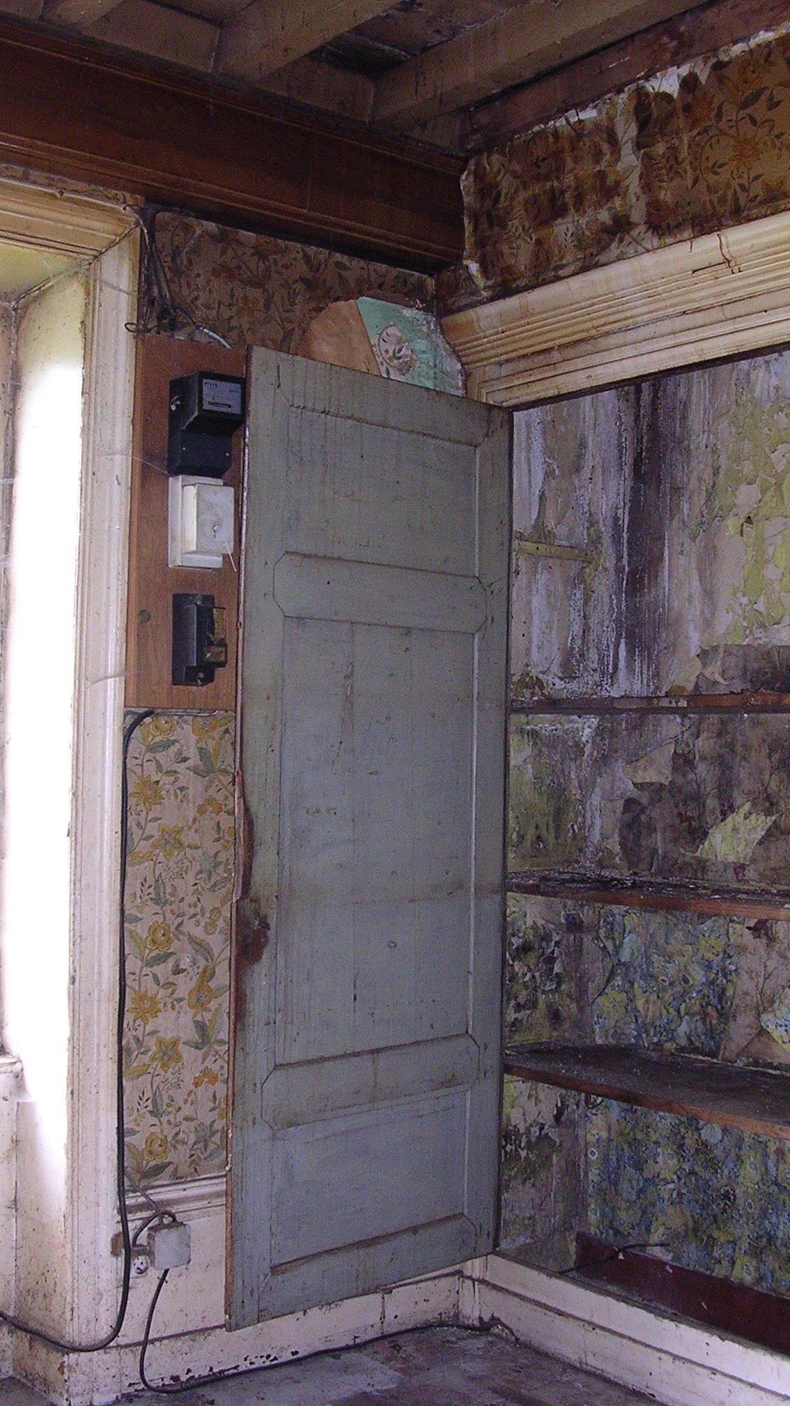 #architecte #architectesaintefoyleslyon #architectelyon #renovation #extension #surélévation #maisonmoderne #permisdeconstruire #pland'architecte Aurelia Foyatier Architecte Lyon - renovation maison - extension maison - agrandissement maison - maison dans l'ouest de Lyon - architecture moderne et design - claustrat, verrière, bso, ral 7016