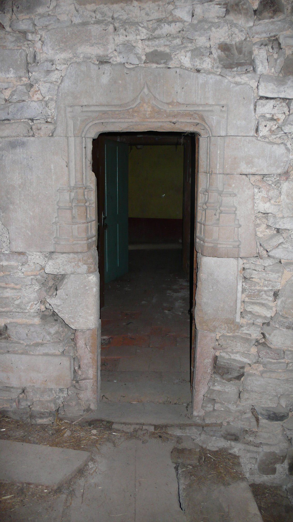 #architecte #architectesaintefoyleslyon #architectelyon #renovation #extension #surélévation #maisonmoderne #permisdeconstruire #pland'architecte Aurelia Foyatier Architecte Lyon - renovation maison - extension maison - agrandissement maison - maison dans l'ouest de Lyon - architecture moderne et design - claustrat, verrière, bso, ral 7016