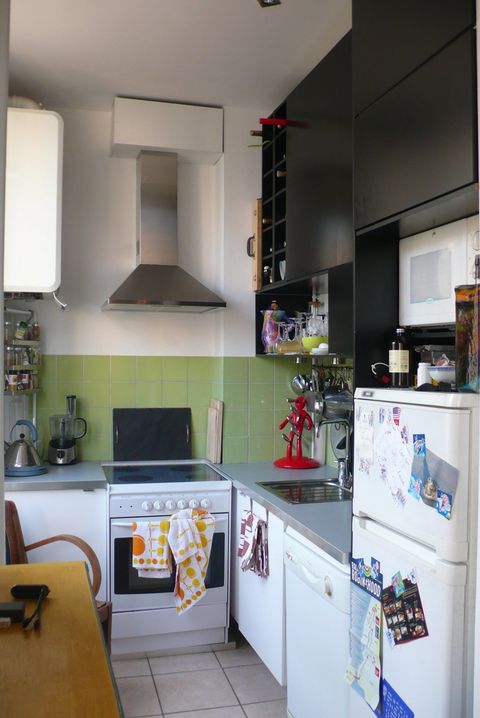 Vue sur la cuisine #architecte #architectesaintefoyleslyon #architectelyon #renovation #extension #surélévation #maisonmoderne #permisdeconstruire #pland'architecte Aurelia Foyatier Architecte Lyon - renovation maison - extension maison - agrandissement maison - maison dans l'ouest de Lyon - architecture moderne et design - claustrat, verrière, bso, ral 7016