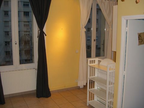 Vue sur salon #architecte #architectesaintefoyleslyon #architectelyon #renovation #extension #surélévation #maisonmoderne #permisdeconstruire #pland'architecte Aurelia Foyatier Architecte Lyon - renovation maison - extension maison - agrandissement maison - maison dans l'ouest de Lyon - architecture moderne et design - claustrat, verrière, bso, ral 7016