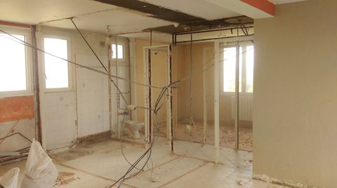 #architecte #architectelyon #architectesaintefoyleslyon #renovation #extension #surélévation #maisonmoderne #chantier #permisdeconstruire #pland'architecte Aurelia Foyatier Architecte Lyon - Aurelia Foyatier Architecte Ste Foy les Lyon - renovation maison - extension maison - agrandissement maison - maison dans l'ouest de Lyon - architecture moderne et design - claustrat, verrière, bso, ral 7016